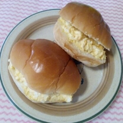 残念ながら黒糖ロールではありませんが､とても美味しい朝食になりました!!(*^-ﾟ)v
卵にからしを入れると一層美味しくなりますね♥次は黒糖ロールで作ります♥